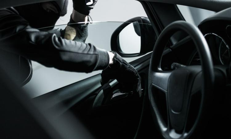 Un conducteur gravement blessé lors du vol de son véhicule à pointe-à-pitre