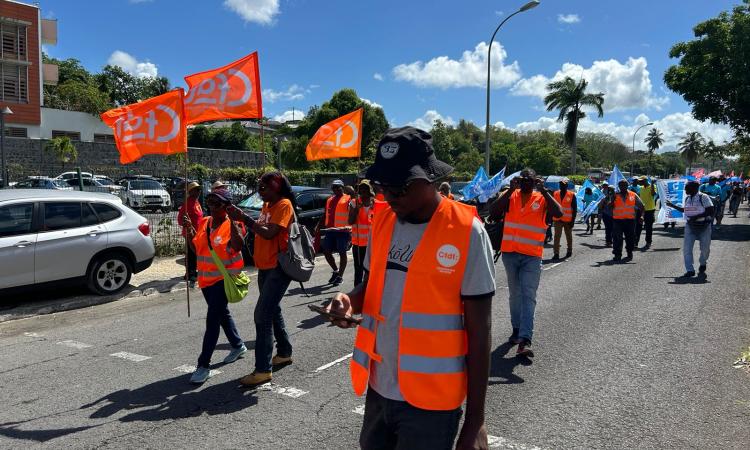 1er mai : des manifestants en nombre à pointe-à-pitre pour la fête du travail