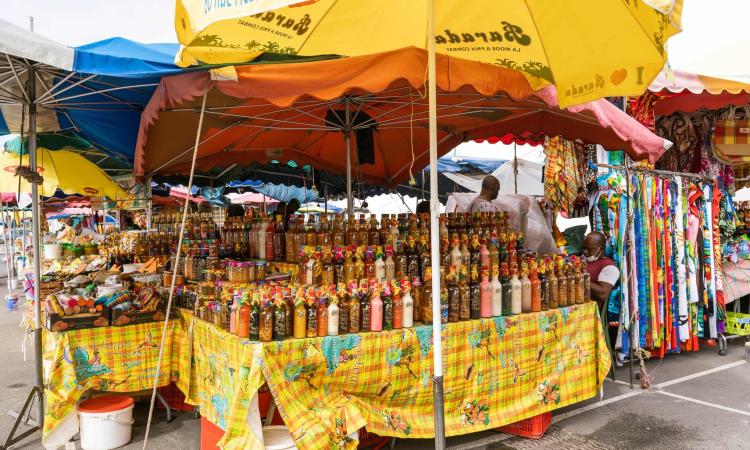 Les marchés locaux : miroirs de la culture guadeloupéenne.