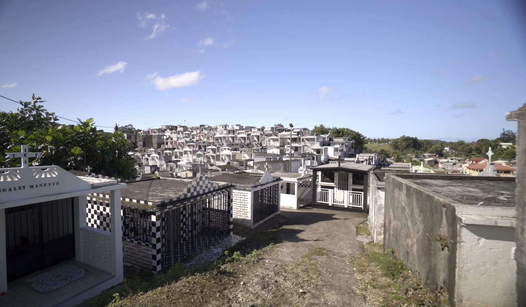 Le cimetière en damier noir et blanc de Morne-à-l'Eau.