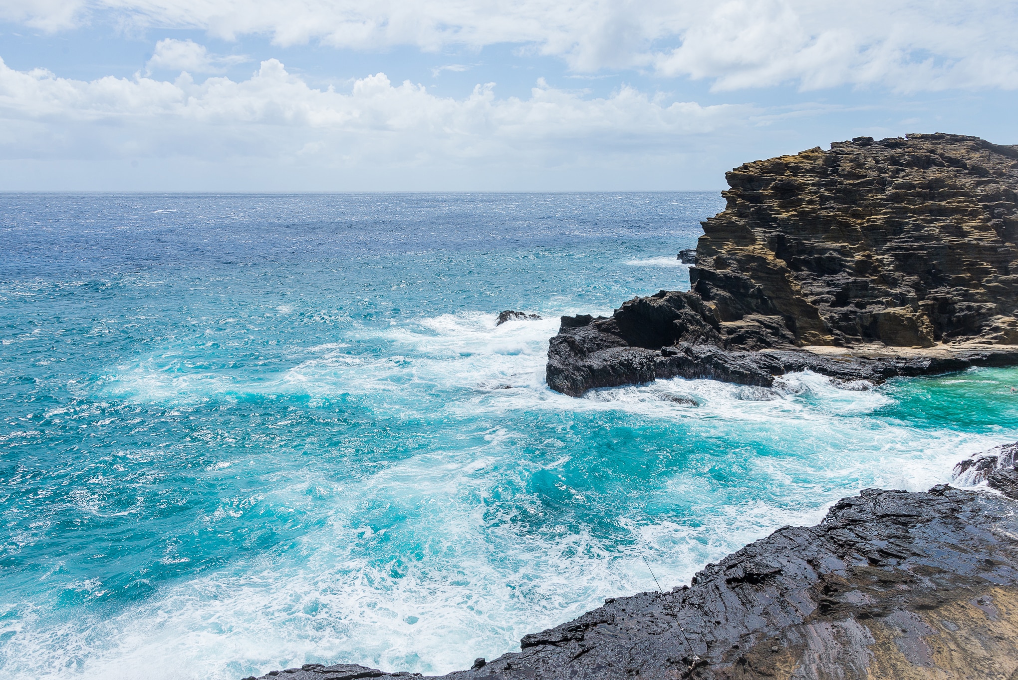 Falaises abruptes et eau bleue de la mer
