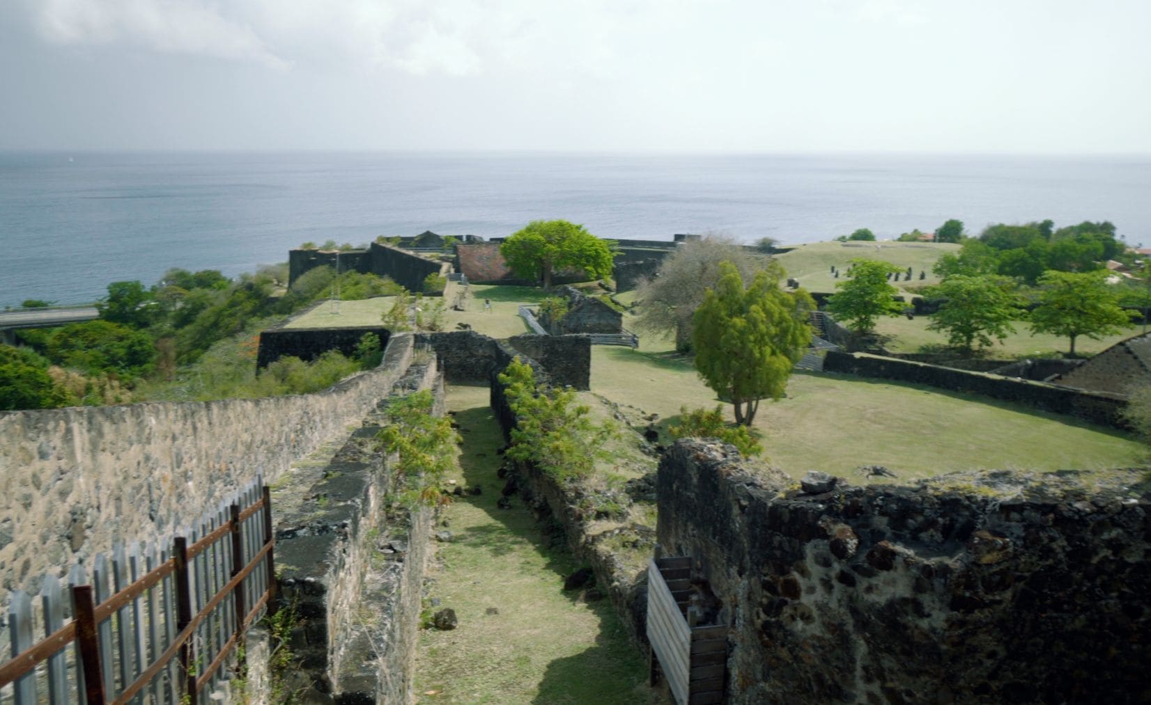 Fort historique dominant la côte caraïbe en Guadeloupe.