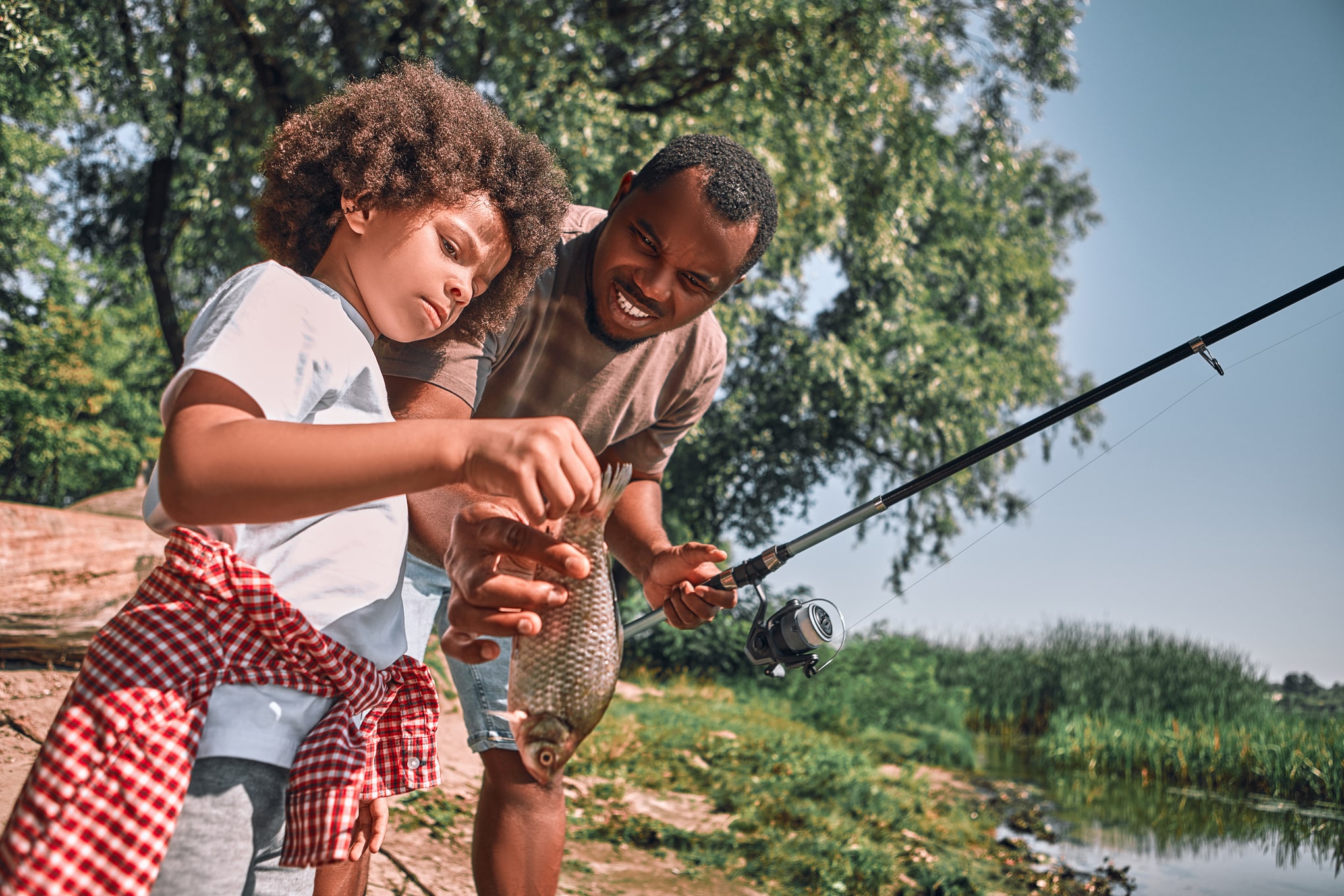 Famille guadeloupéenne participant à la pêche traditionnelle