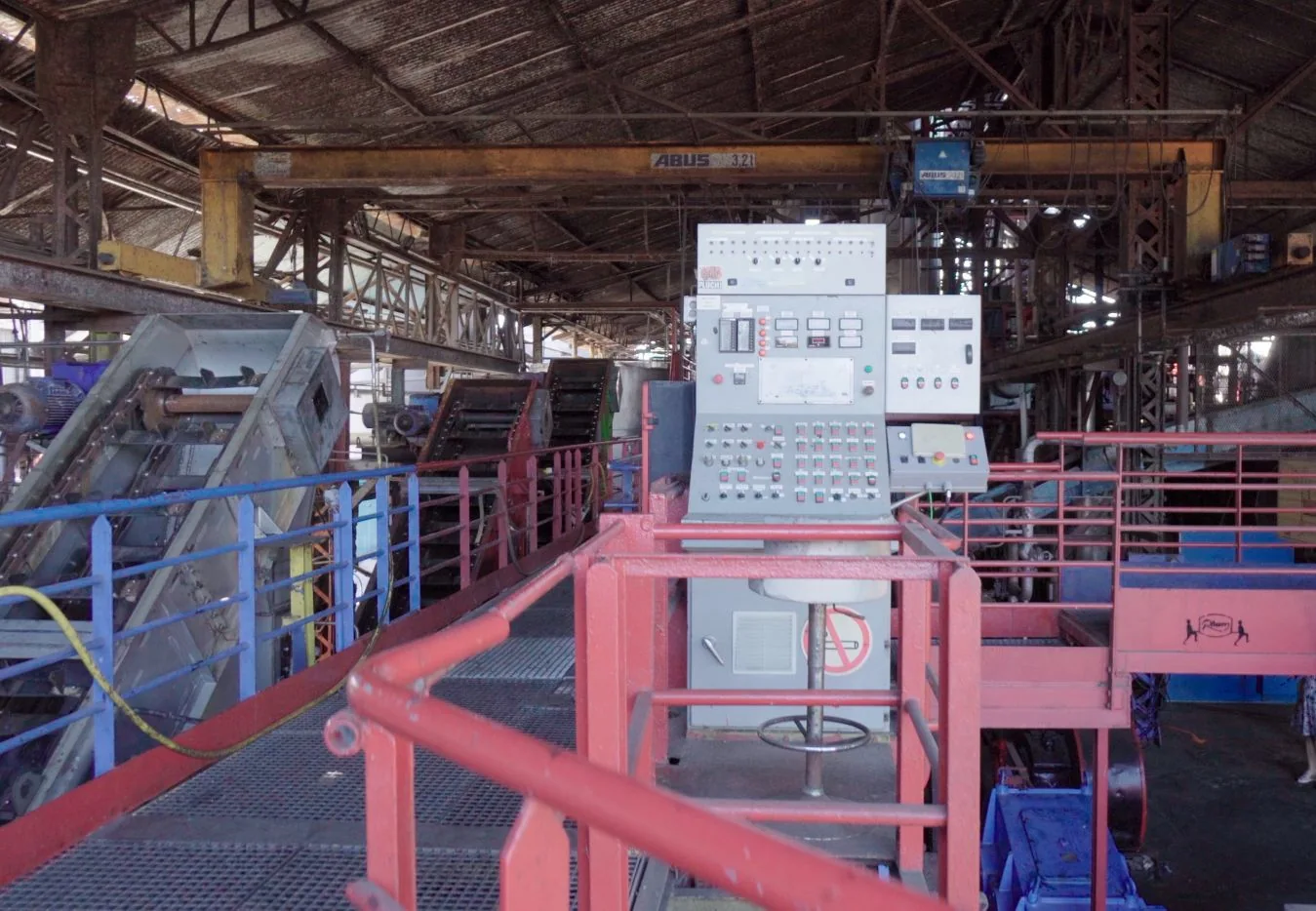 Équipements de broyage et passerelles de l’atelier de la distillerie Damoiseau au Moule