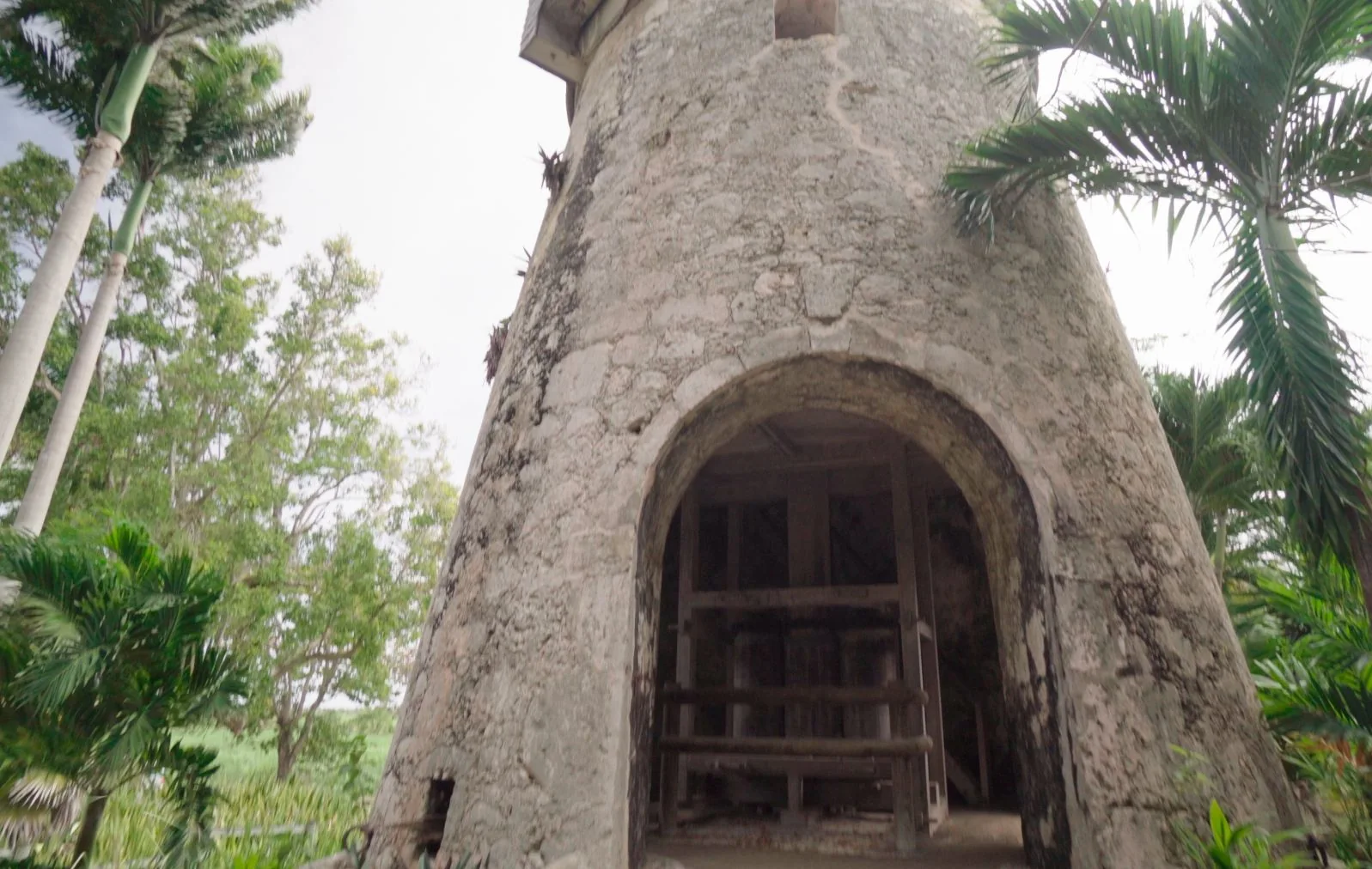 Tour en pierre de l’ancien moulin de la distillerie Damoiseau au Moule, en Guadeloupe