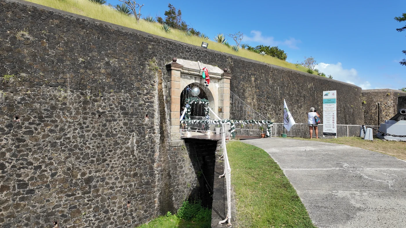 Entrée du Fort Napoléon à Terre-de-Haut, pont d'accès et remparts de pierre