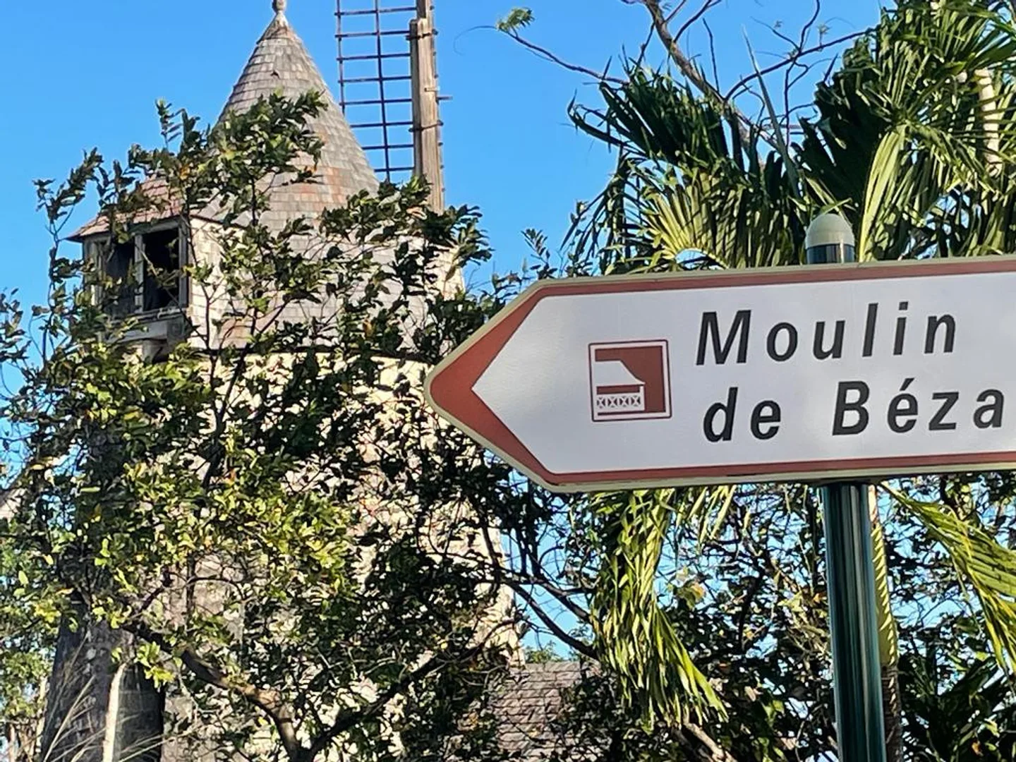 Moulin de Bézard et son panneau directionnel à Capesterre-de-Marie-Galante