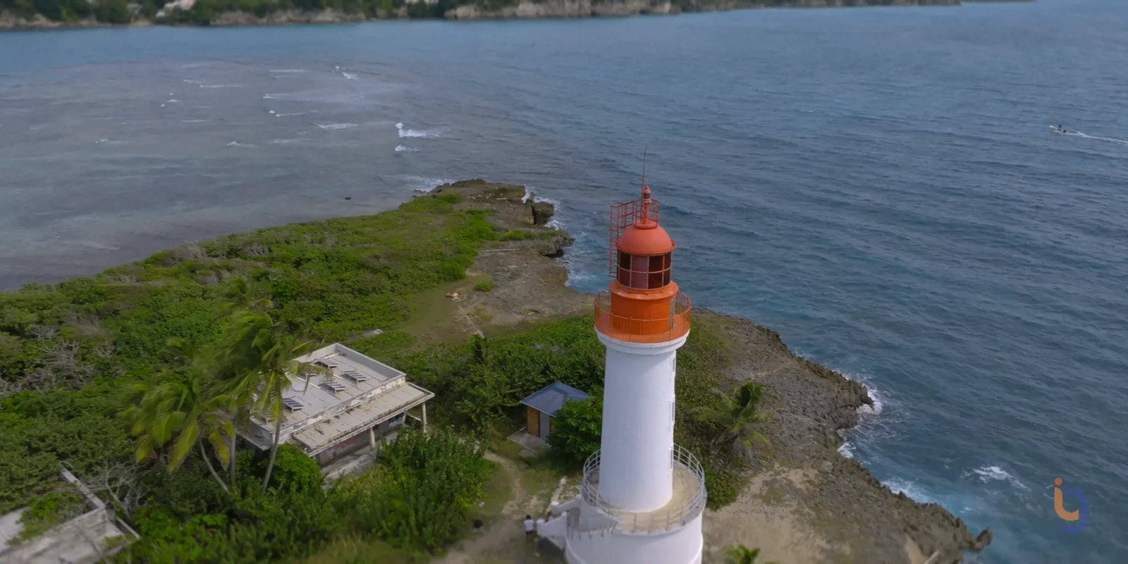 Vue aérienne du phare et du littoral de l’îlet du Gosier, en Grande-Terre